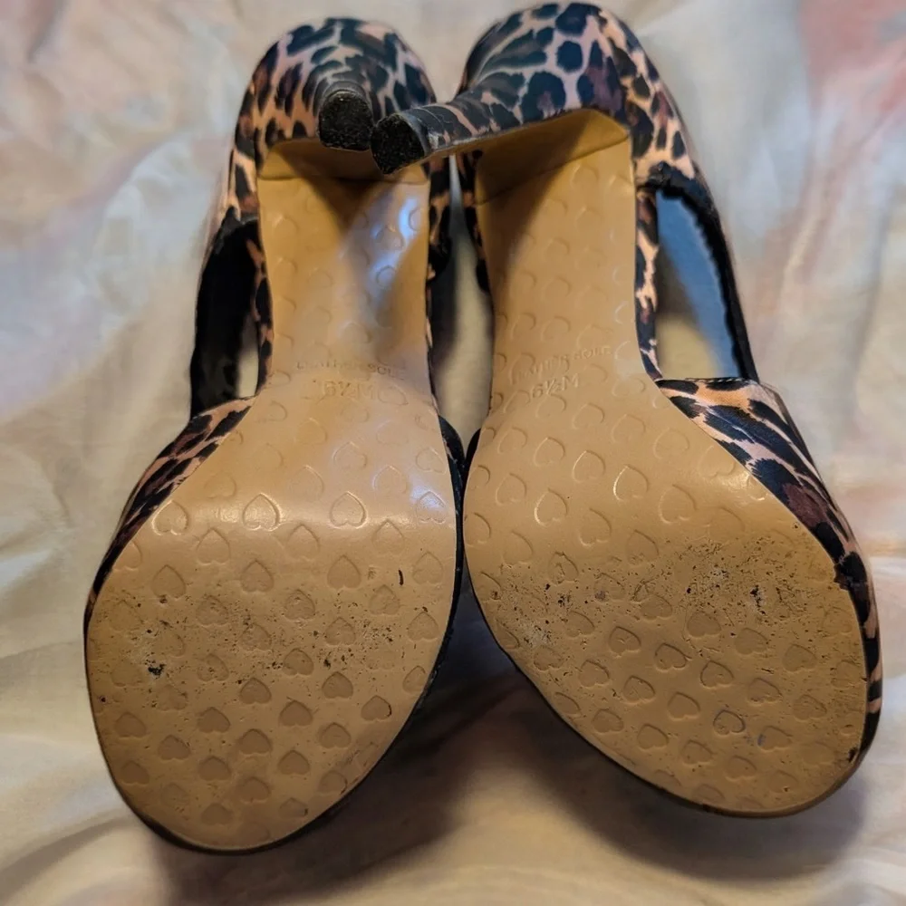 Betsey Johnson Women’s 
Leopard Print Heels
Size 6.5 - Picture 3 of 5